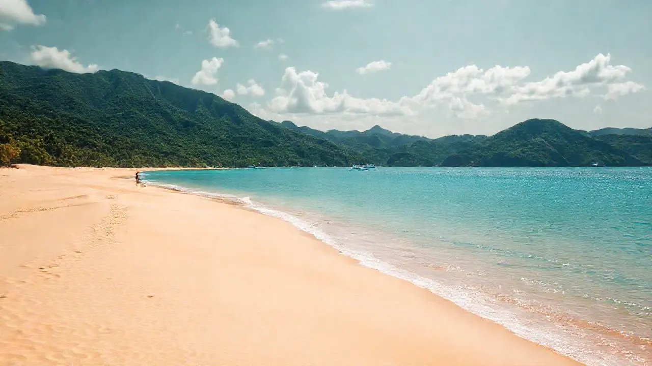 Un paisaje costero tropical sereno y amplio