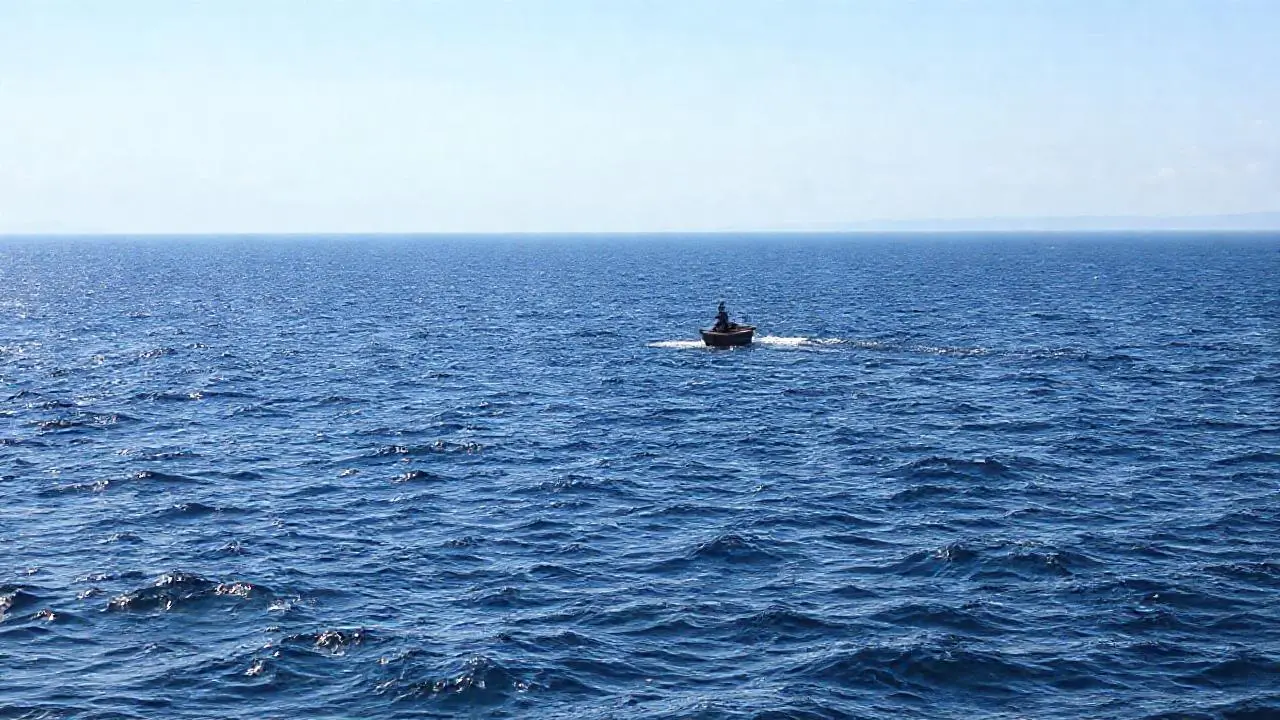 Un bote solitario en mar tranquilo