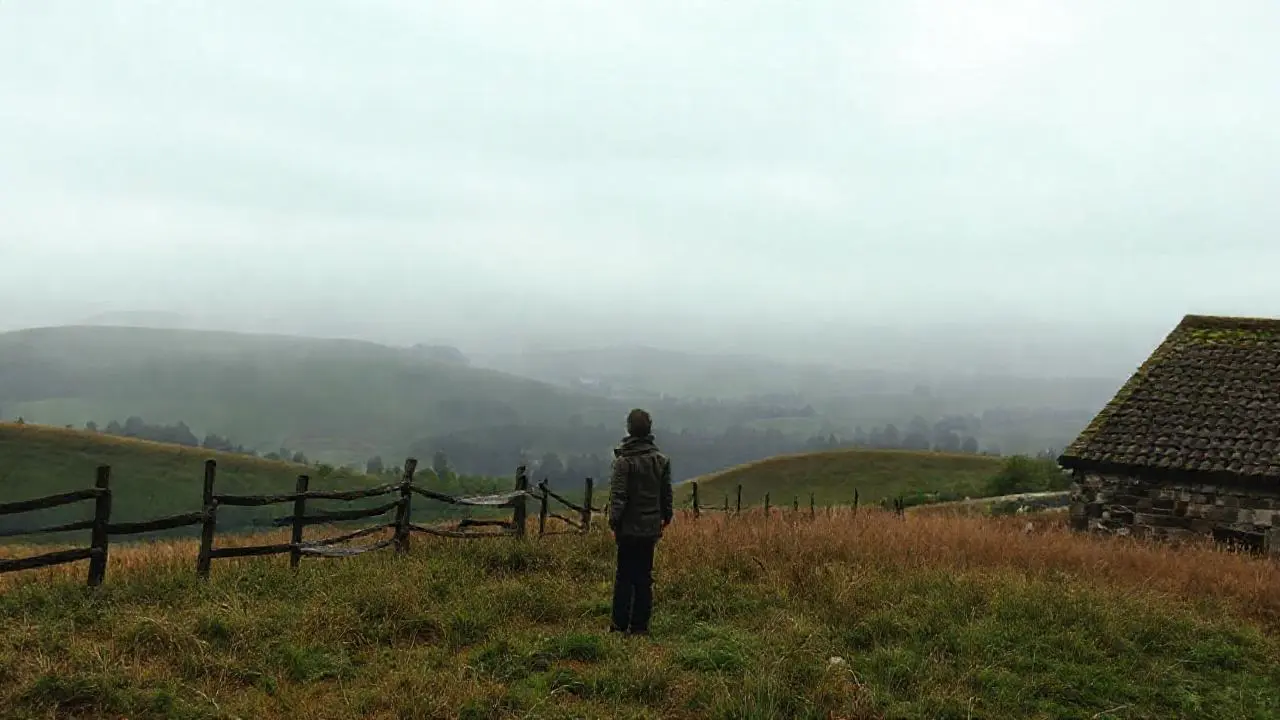 Paisaje rural tranquilo, suave y brumoso