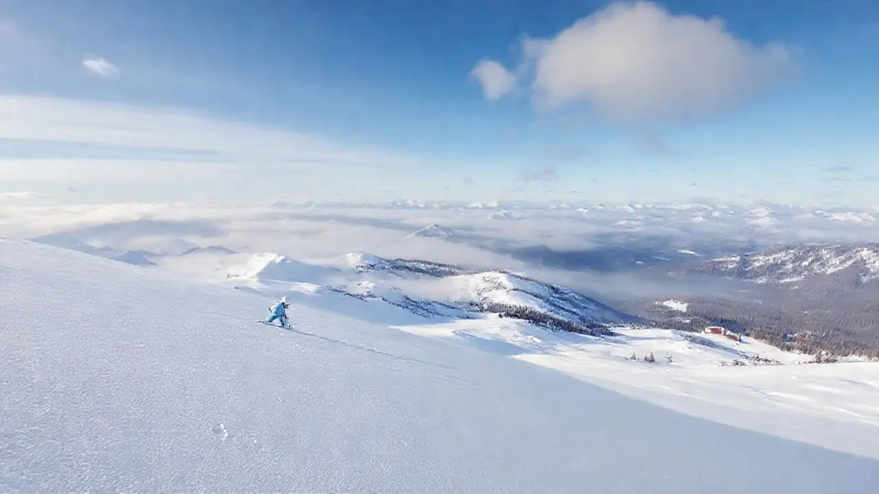 Nieve, cielo, y un esquiador solitario