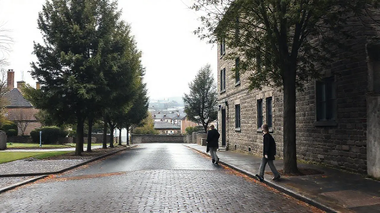 Escena urbana tranquila, luz difusa y sombría