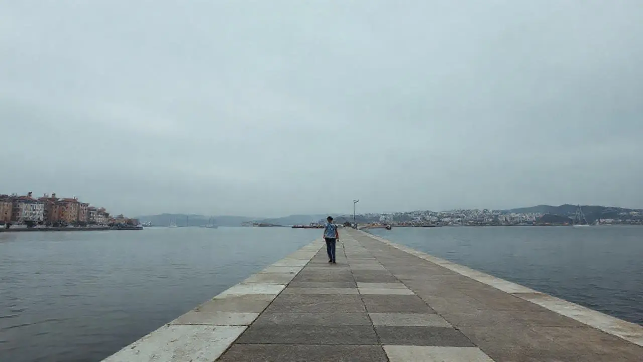 Calma urbana, paisaje gris y difuso