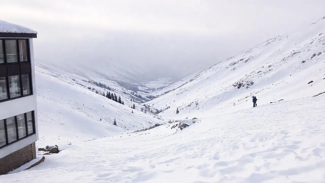 Invierno sereno, paisaje montañoso y distante