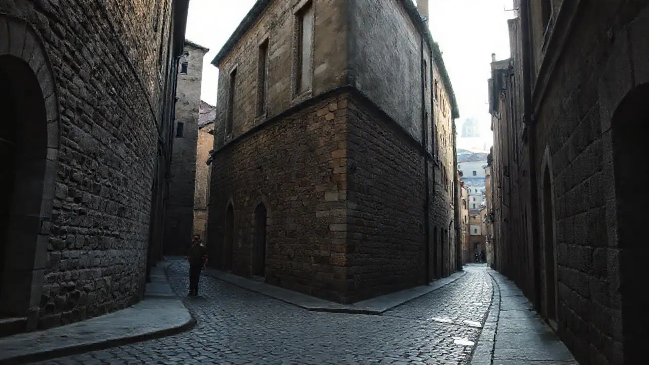 Escena urbana antigua, silenciosa y realista