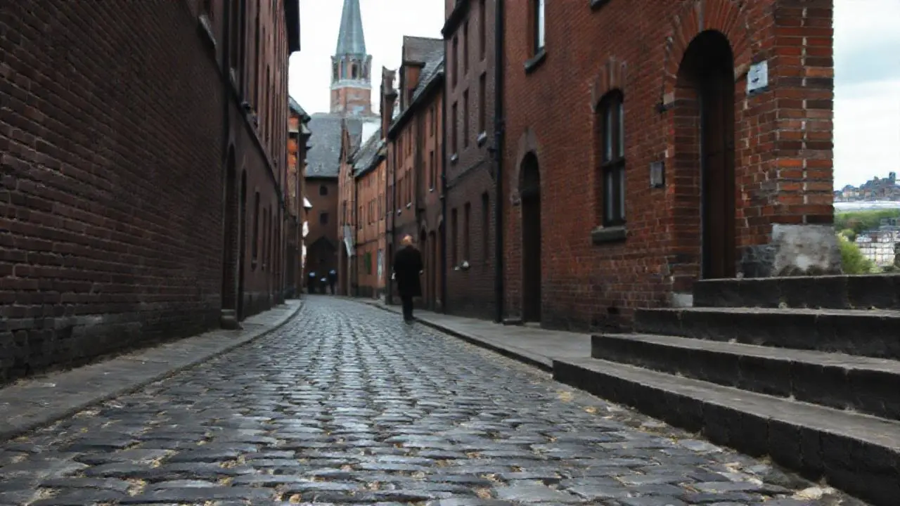 Calle antigua, melancólica y llena de historia