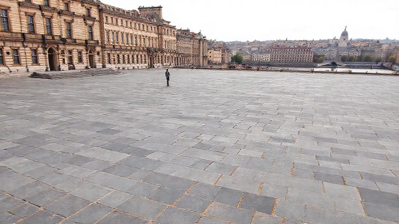 Plaza urbana gris, amplia y serena