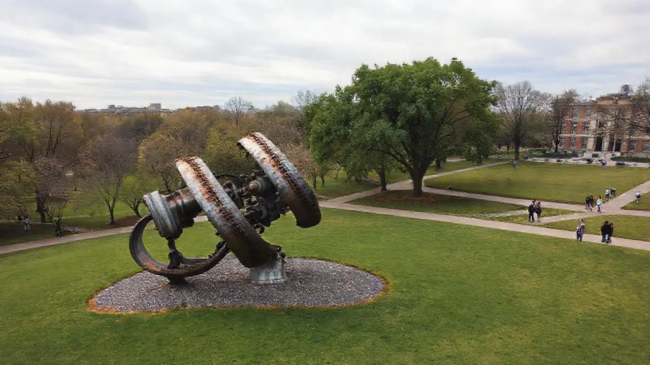 Parque urbano sereno bajo luz difusa