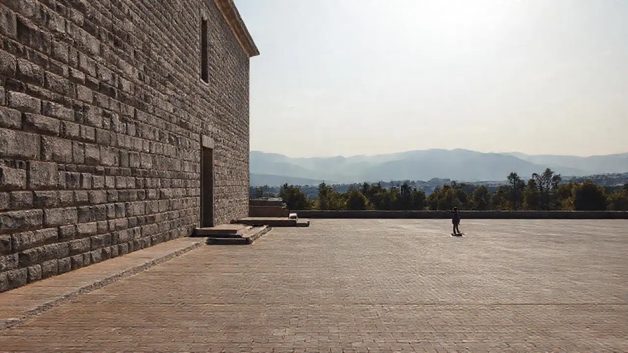 Imponente arquitectura se funde con el paisaje