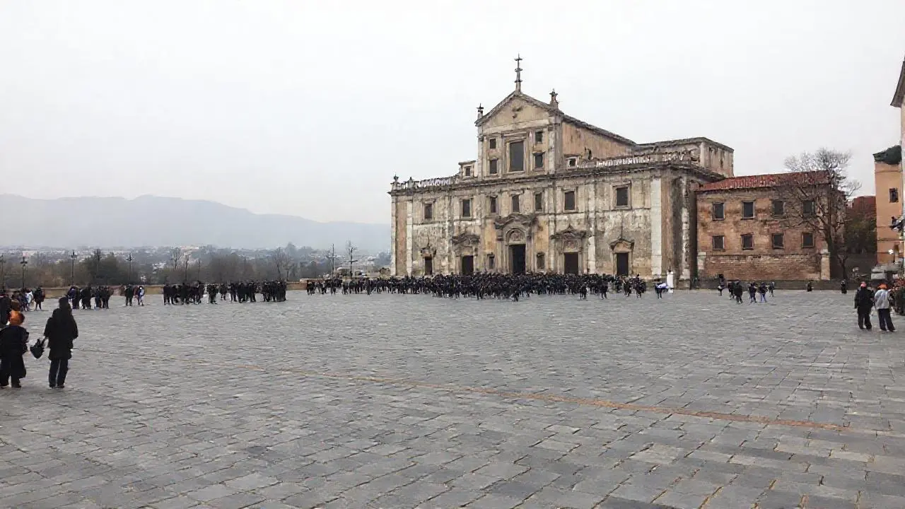 Plaza antigua, sombría, monumental y distante