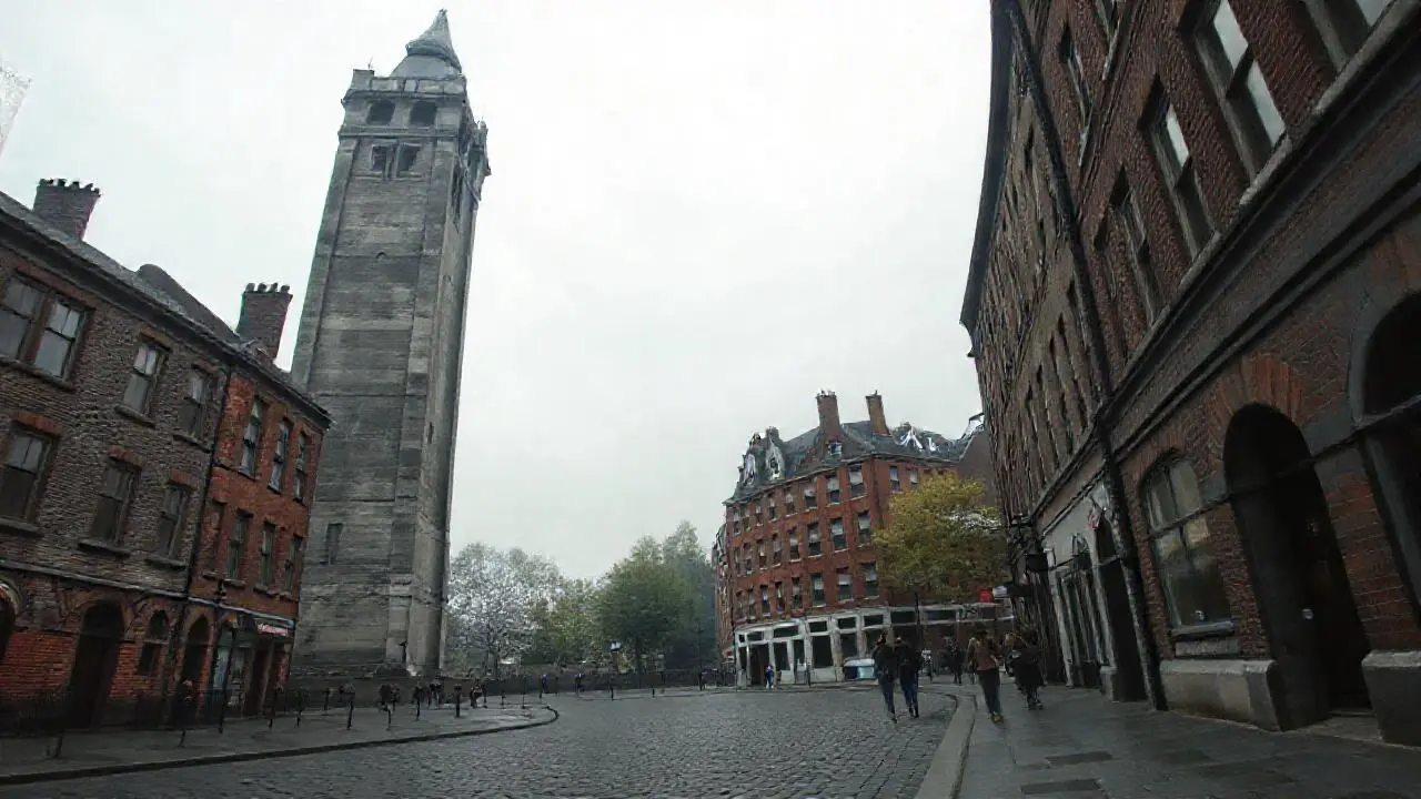 Torre antigua en calle urbana y brumosa