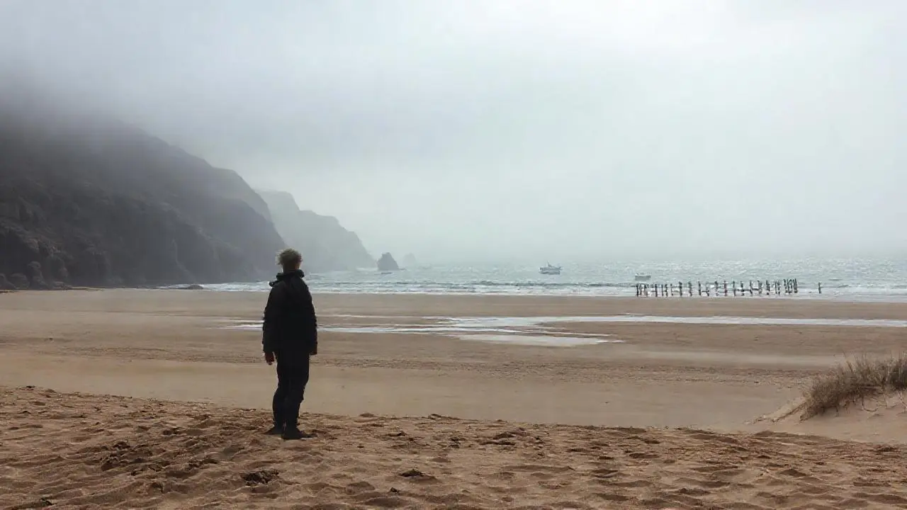 Paisaje costero vasto, melancólico y tranquilo