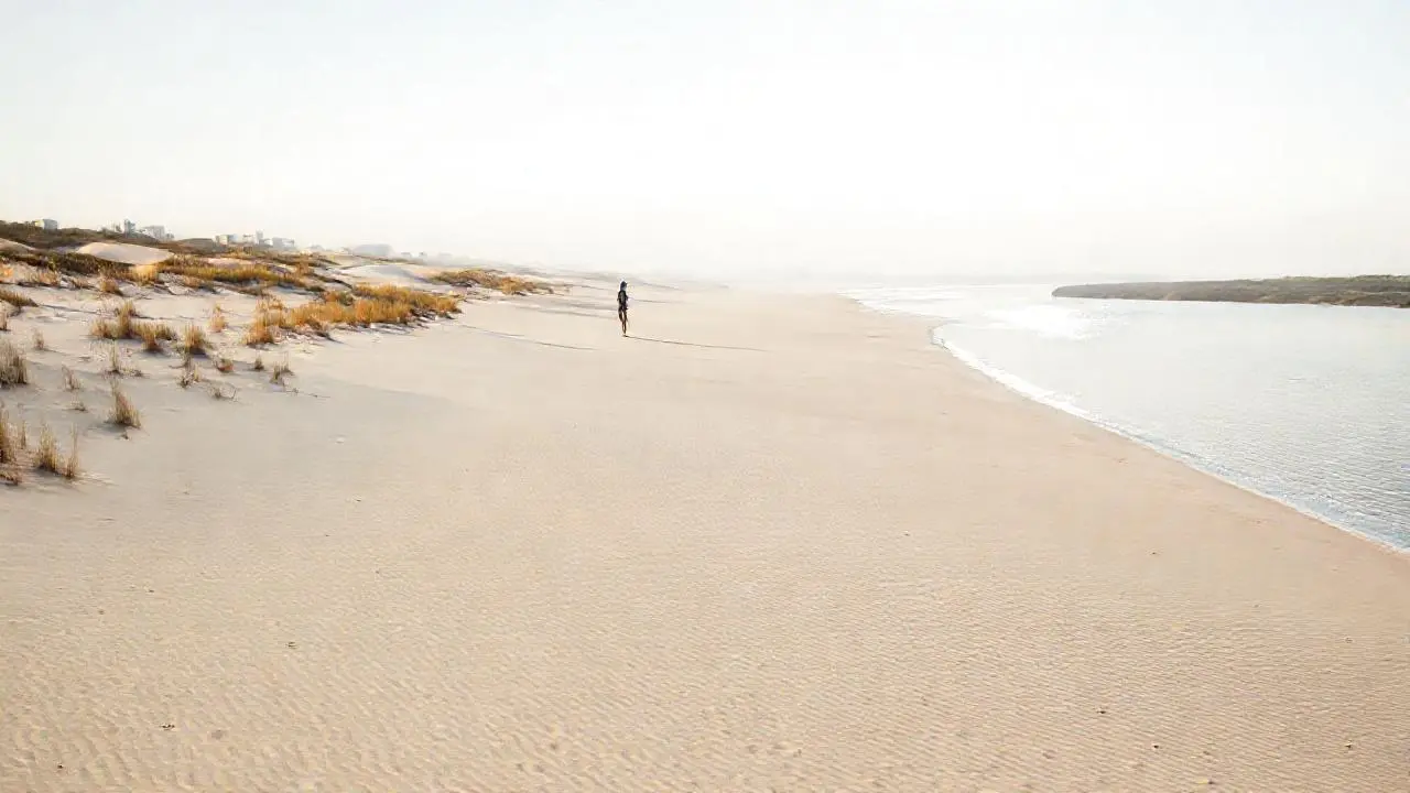 Playa serena, luz suave y espacio abierto
