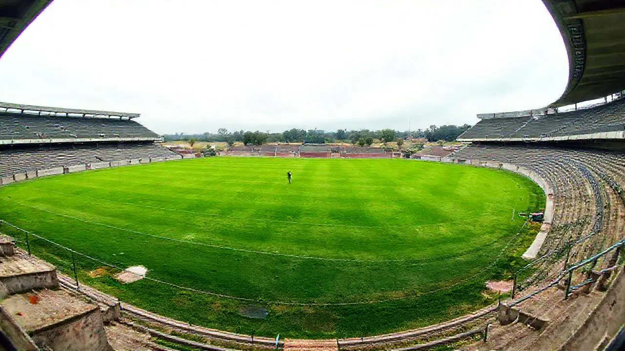 Estadio amplio, natural y ligeramente difuminado