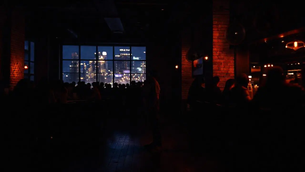 Ambiente nocturno, íntimo y ligeramente borroso