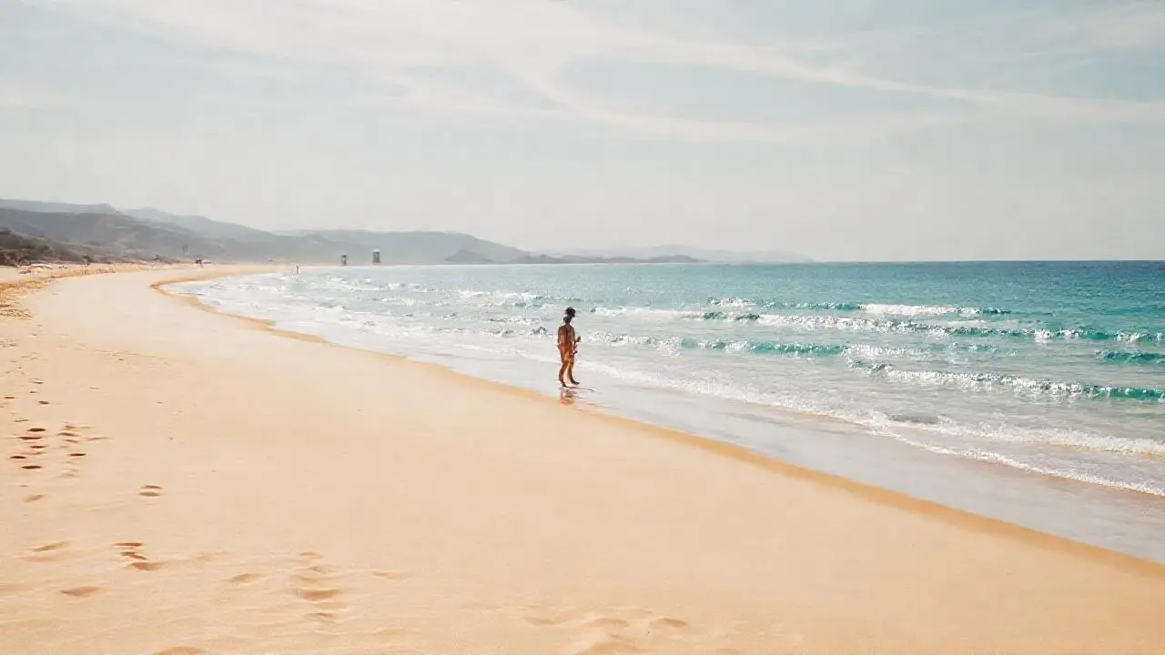Playa serena, luz cálida y amplia