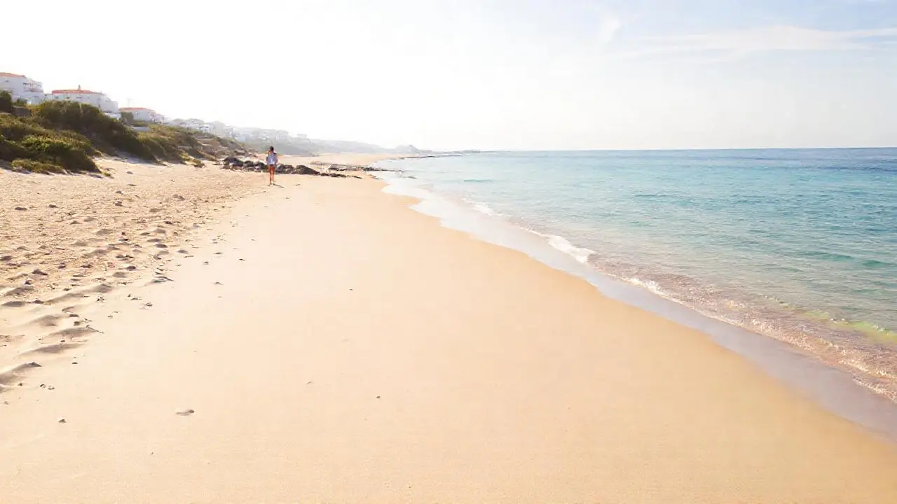Playa serena bajo luz cálida y abierta