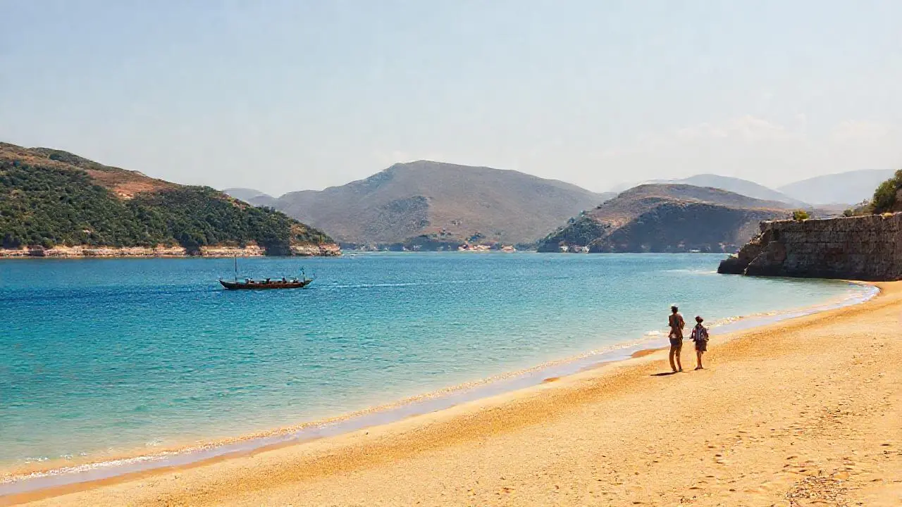 Tranquila costa, luz cálida y serena