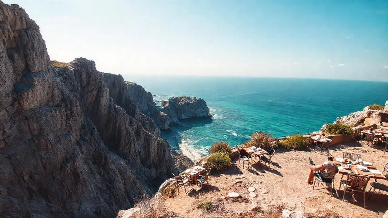 Costa serena, luz cálida y relajación