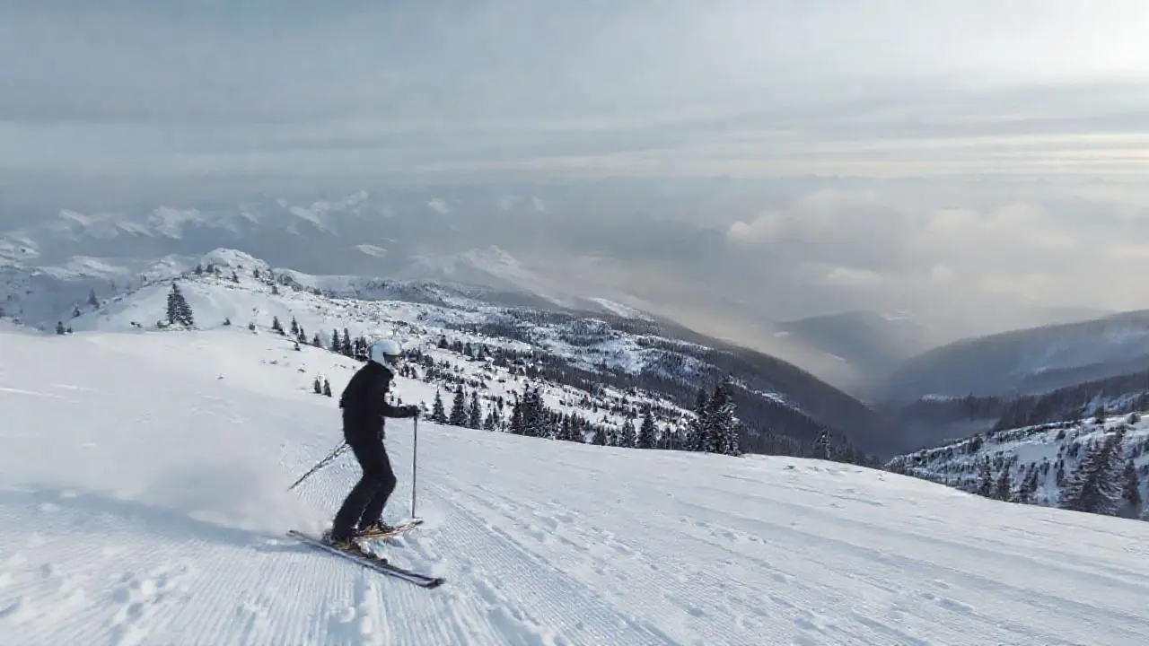 Un esquiador se desliza en un paisaje nevado