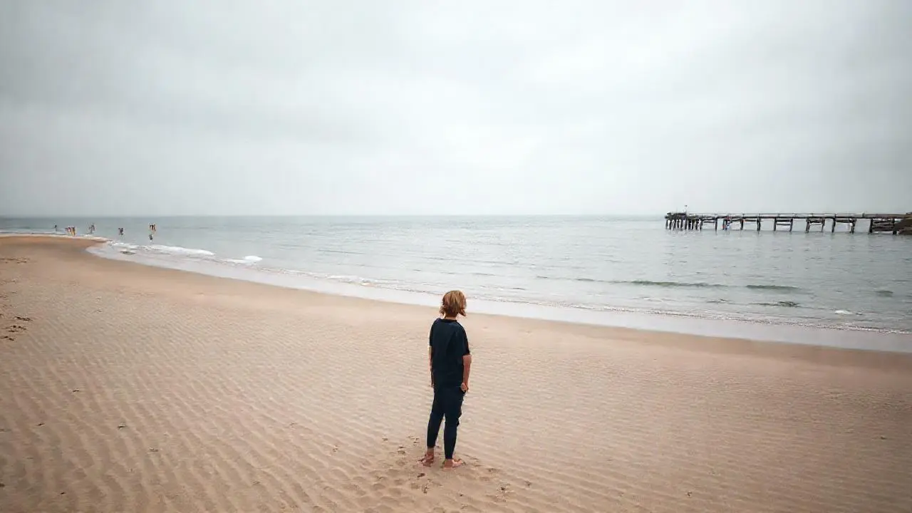 Tranquila playa al atardecer, ambiente sereno