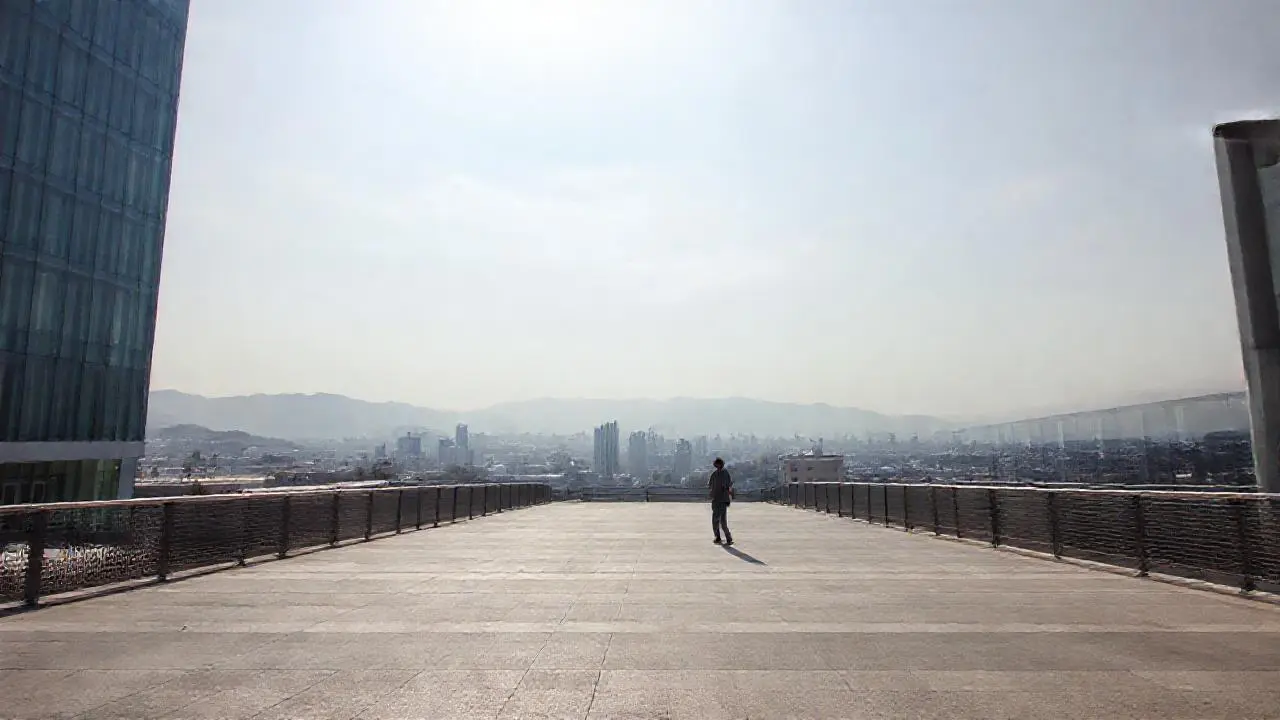 Paisaje urbano vasto, moderno y tranquilo