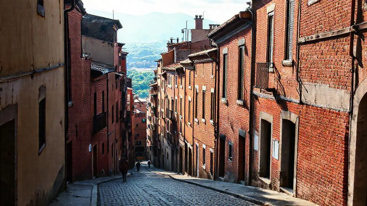 Calle antigua, tranquila, con encanto histórico