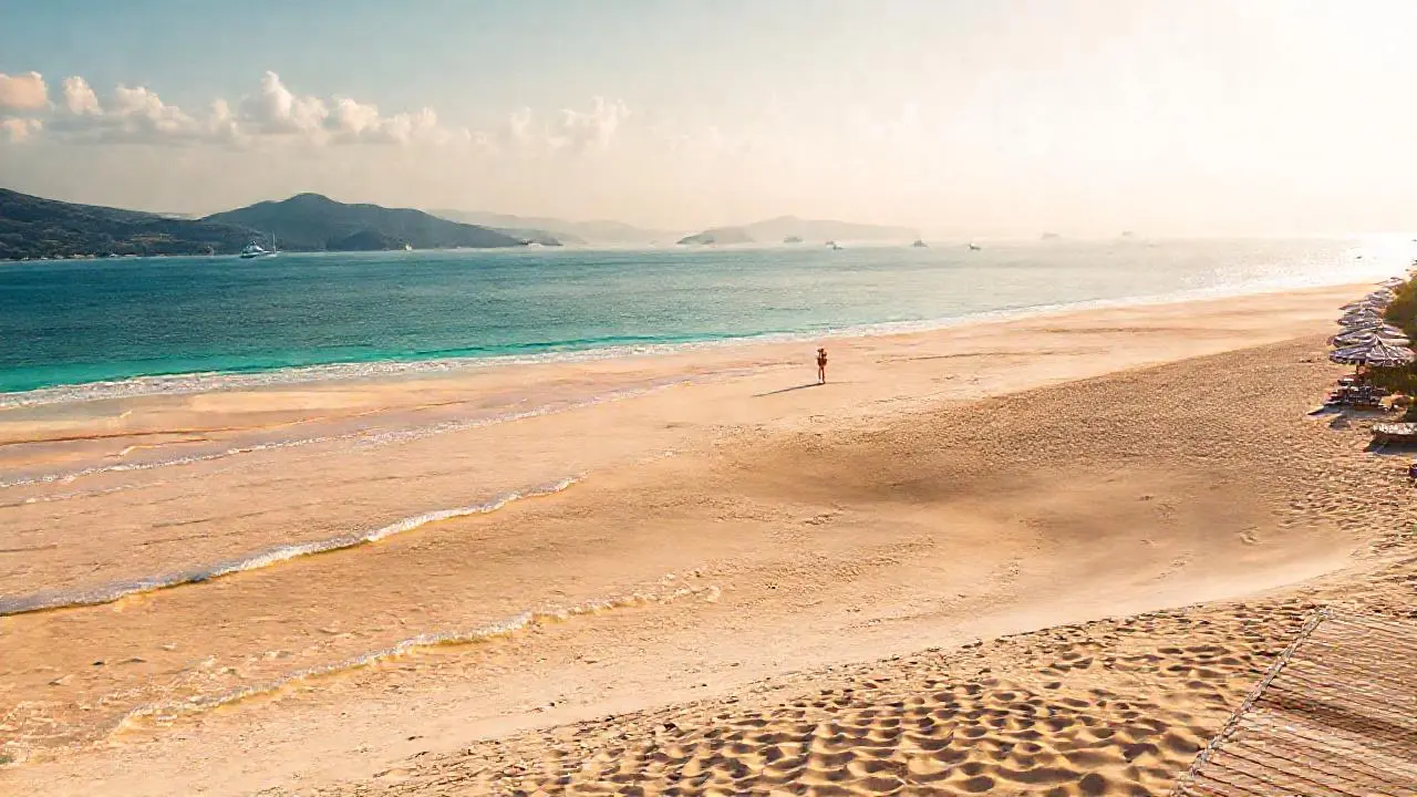 Playa soleada, amplia y relajante
