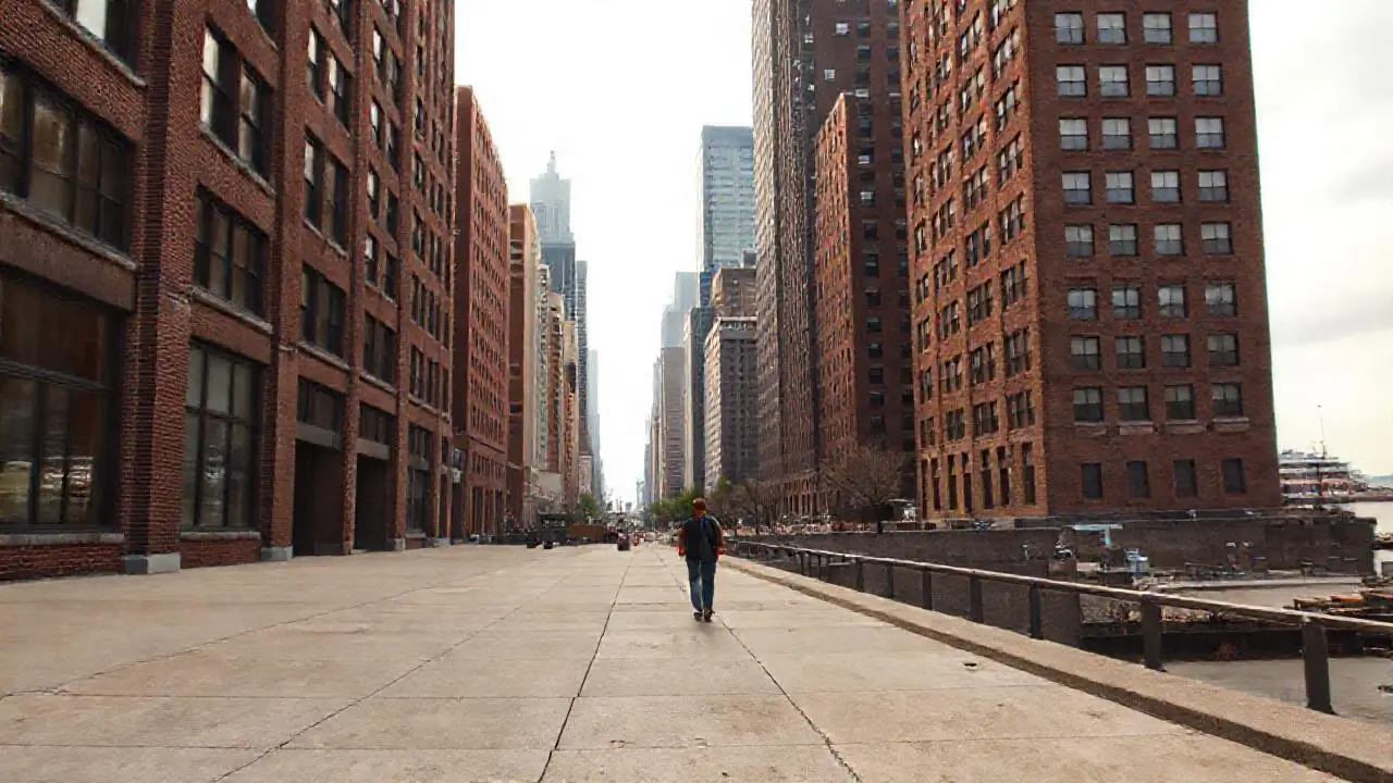 Ciudad urbana tranquila bajo cielo nublado