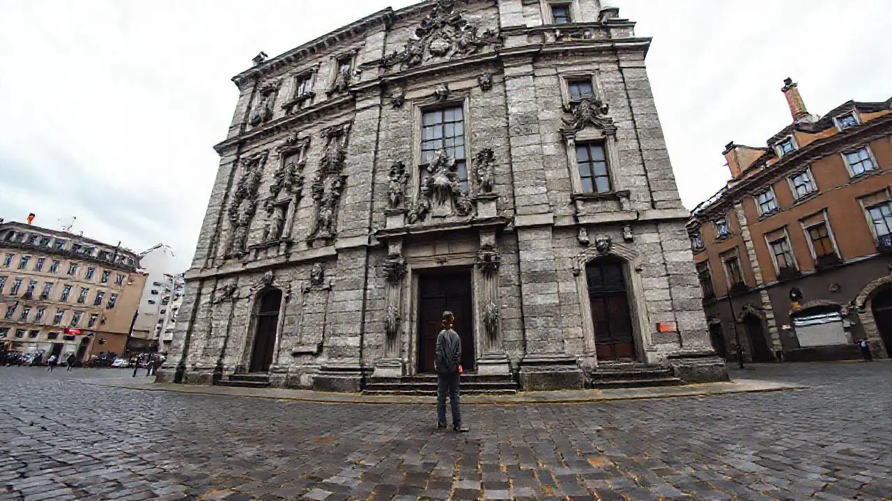 Fachada pétrea histórica, amplia y realista