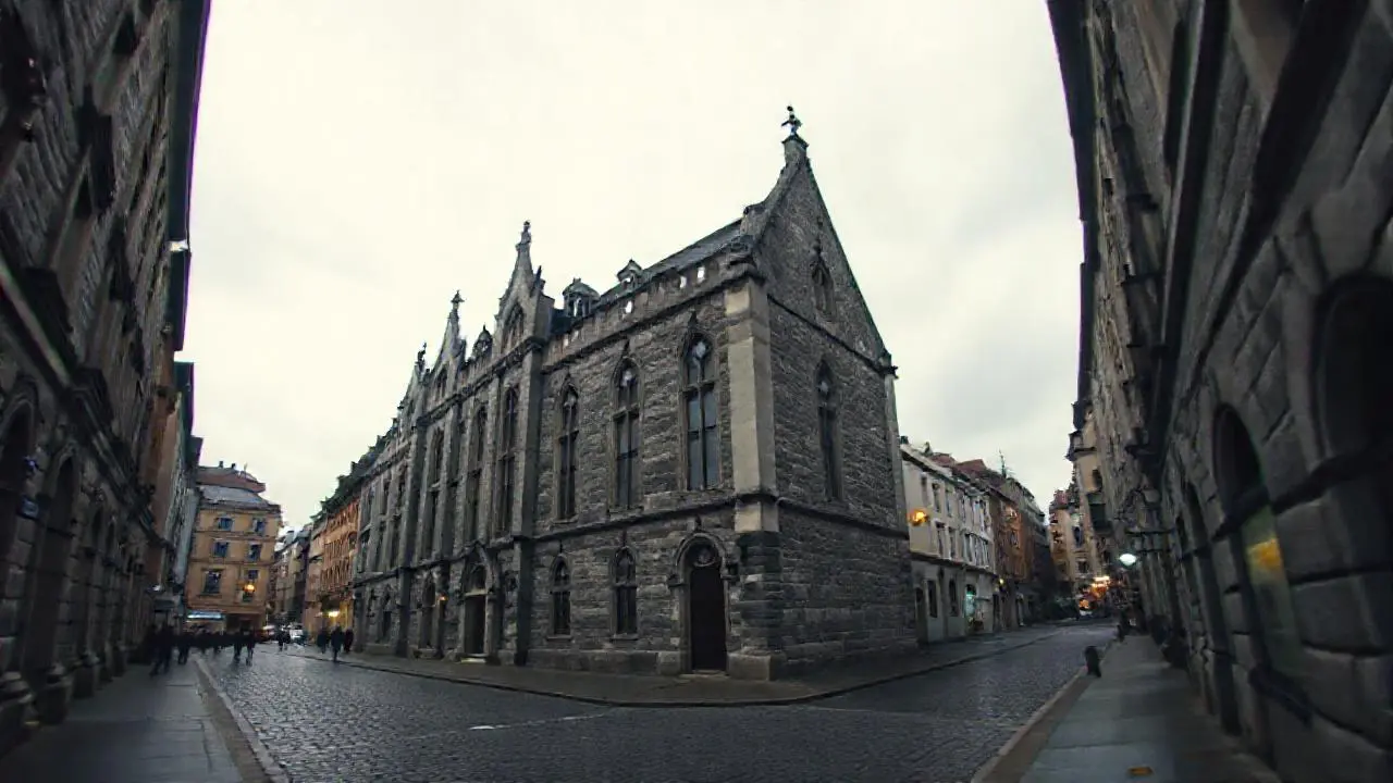 Fachada de piedra antigua en ciudad europea