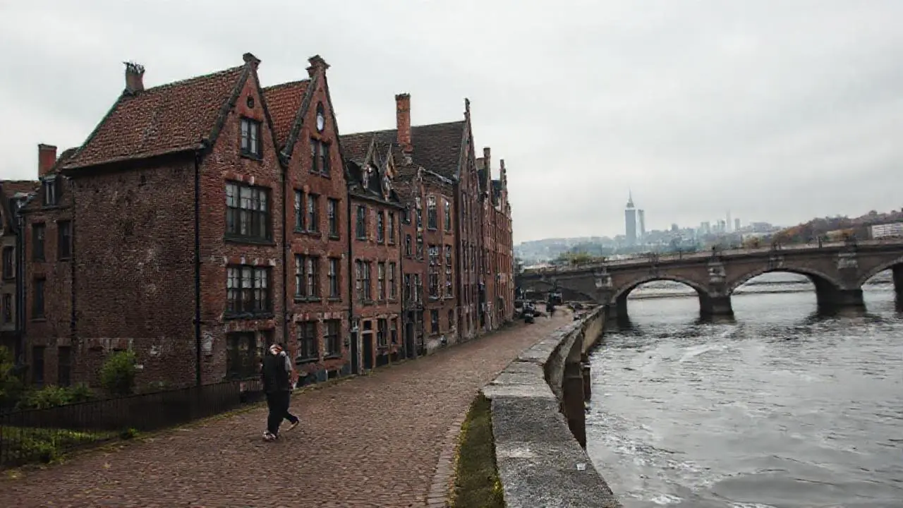 Paz urbana capturada con luz tenue