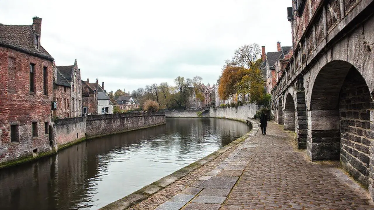 Ciudad belga tranquila, luz suave y reflejos