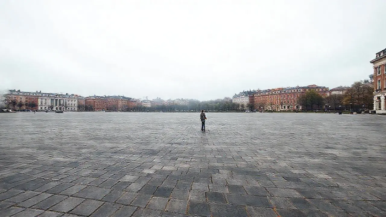 Plaza urbana tranquila, bajo cielos grises