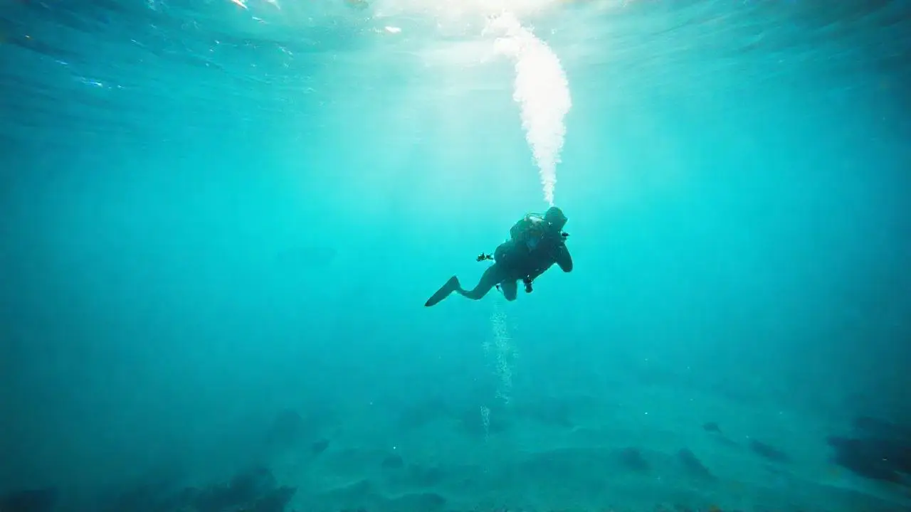 Calma y profundidad oceánica, con un buceador
