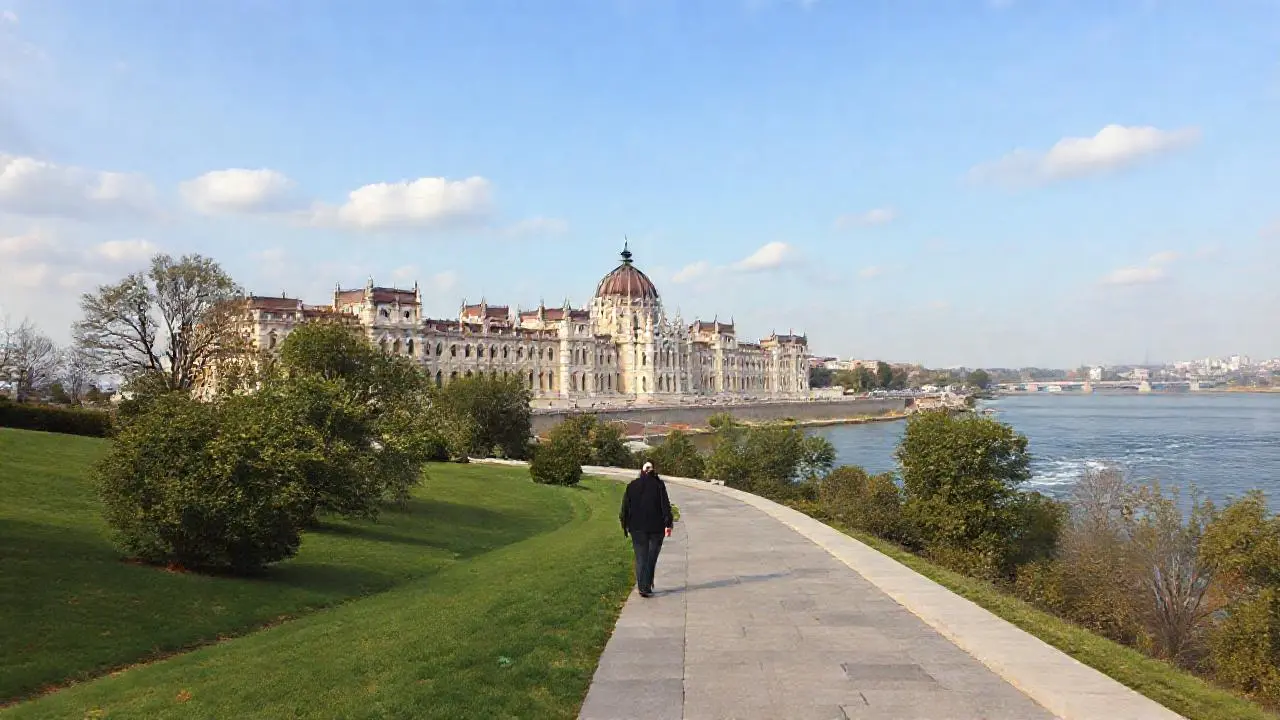 Un paisaje sereno y espacioso al atardecer