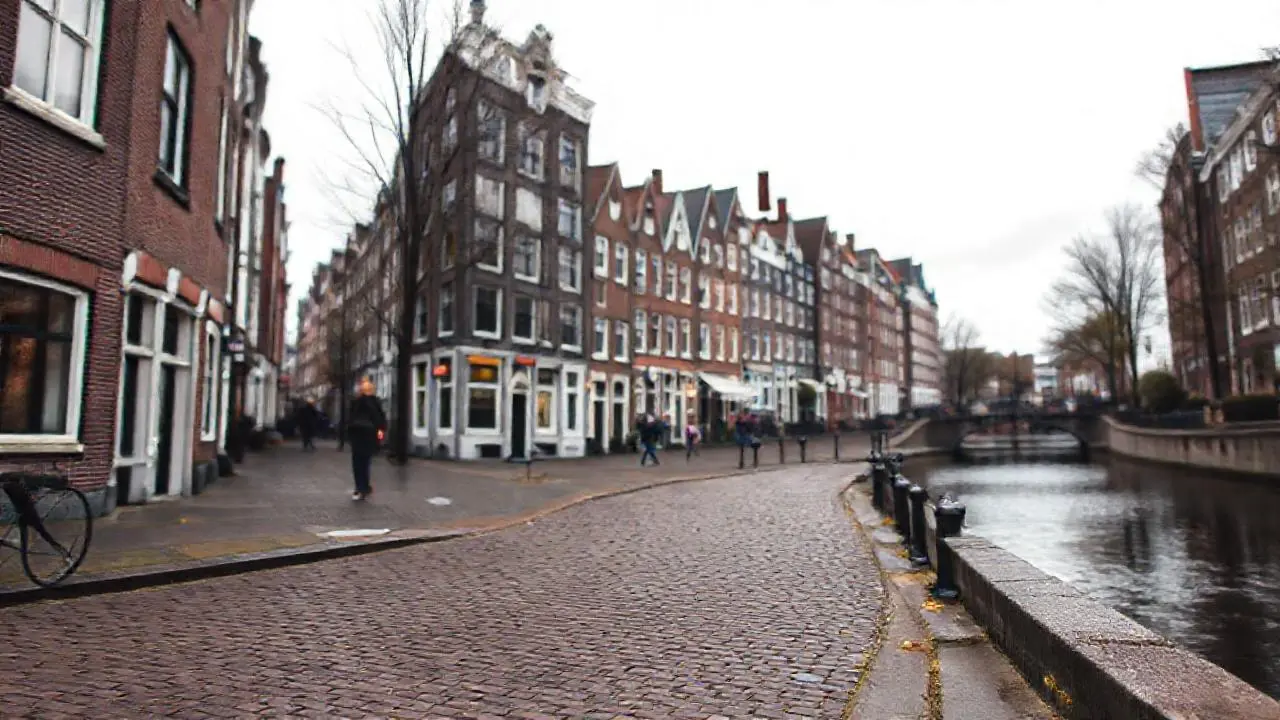Amsterdam: calle empedrada, ambiente urbano, luz suave