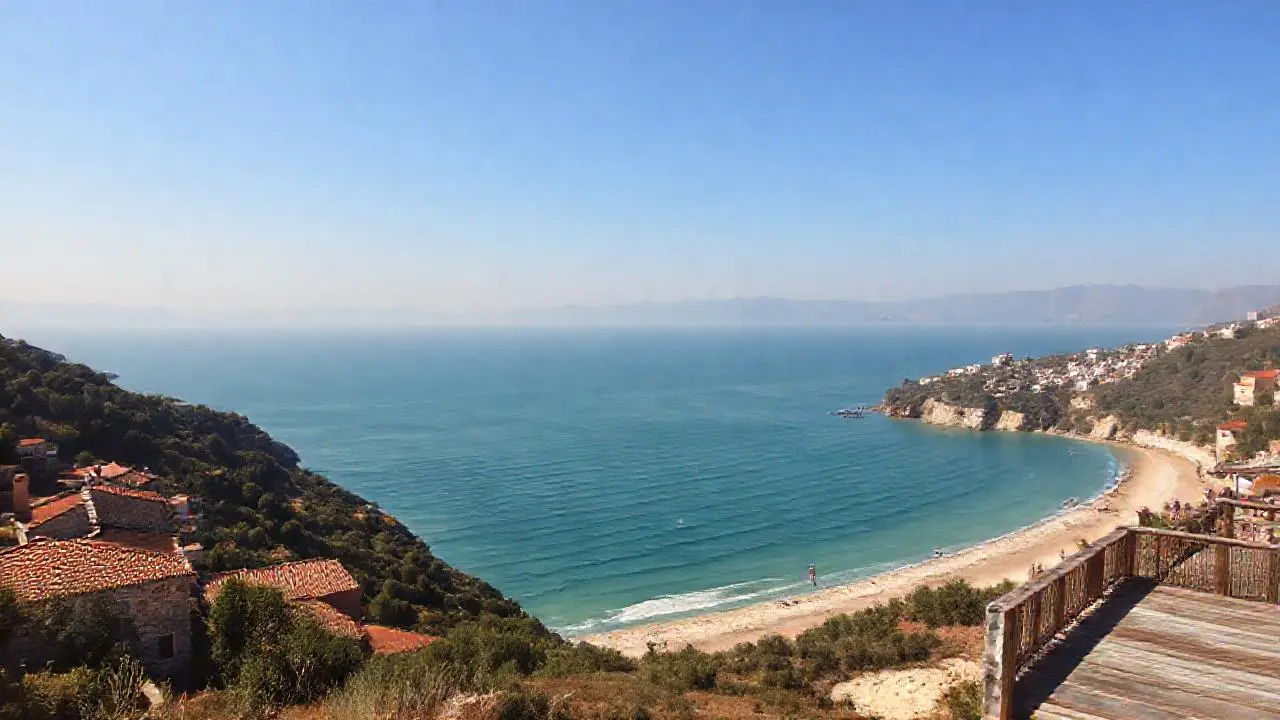 Escena costera serena, bañada por la luz