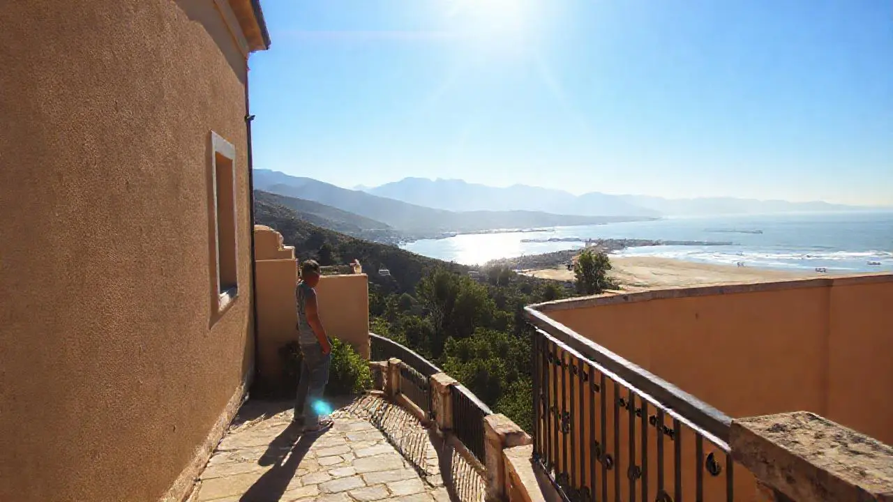 Escena serena, natural y ligeramente difusa