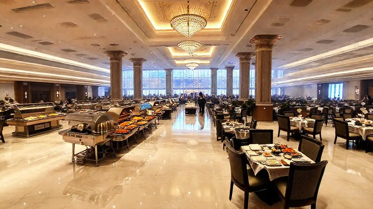 Salón opulento, amplio y lujoso