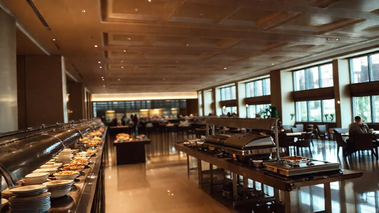 Refinado comedor, amplio y con luz cálida