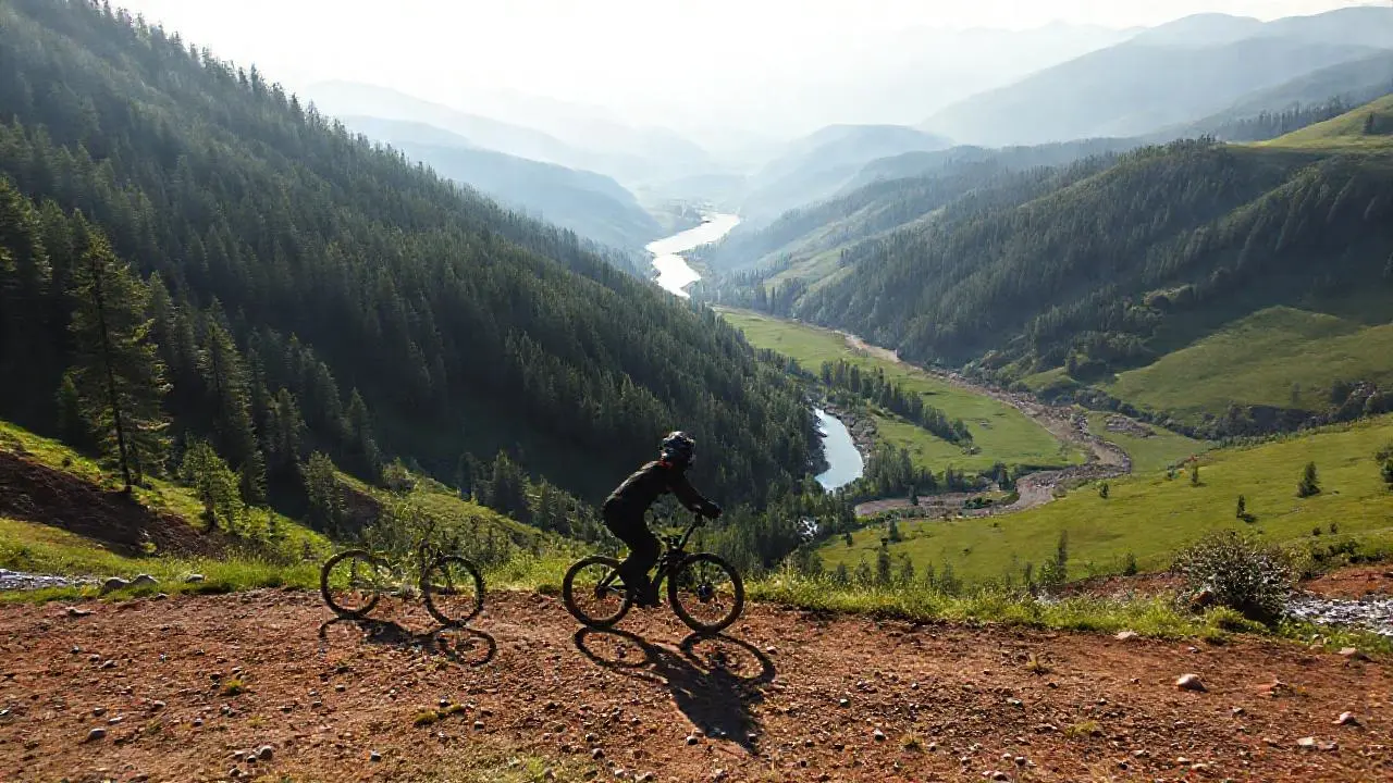 Paisaje sereno con ciclista descendiendo