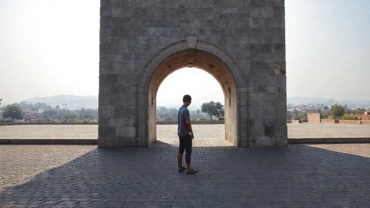 Arquitectura histórica en un paisaje amplio y difuso
