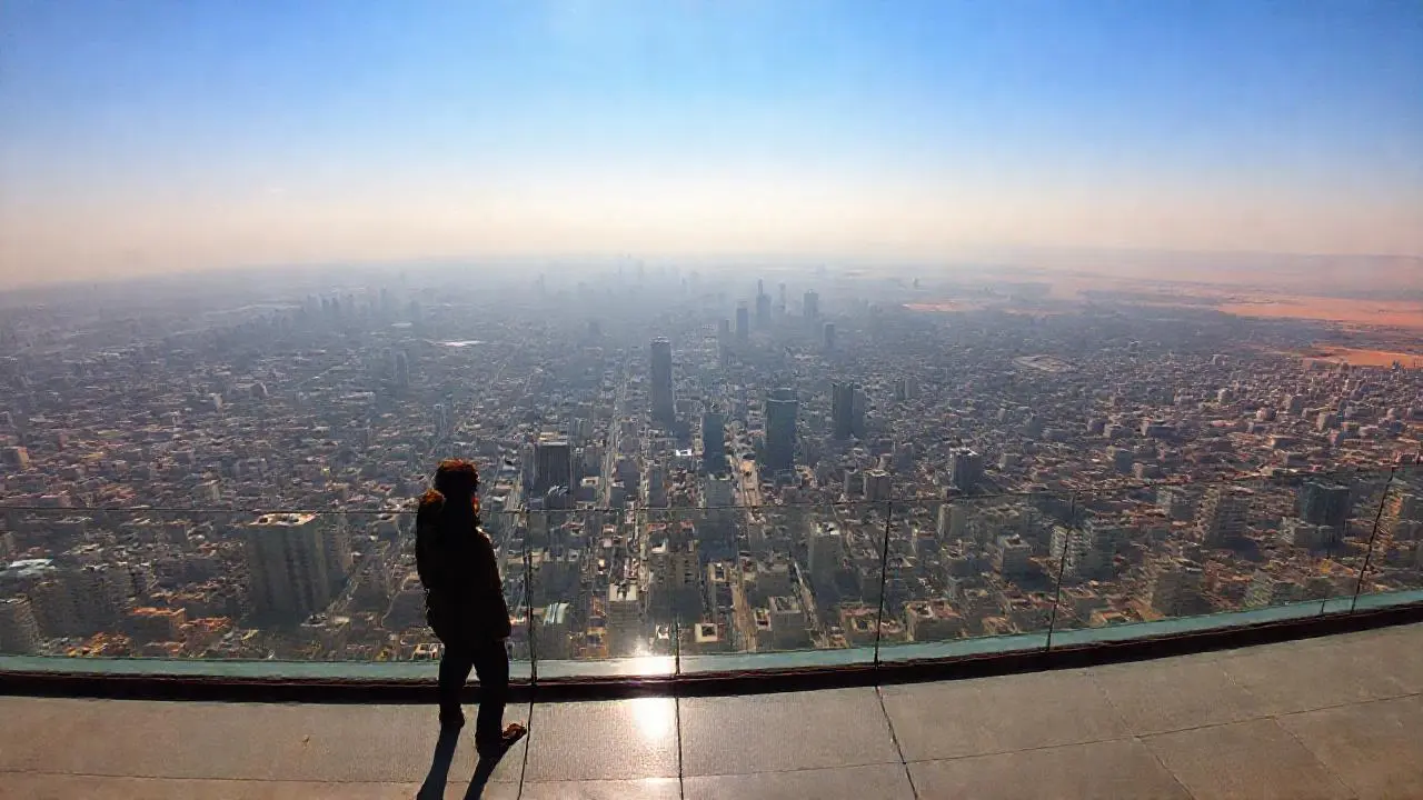 Amplia ciudad difusa bajo cielo extenso