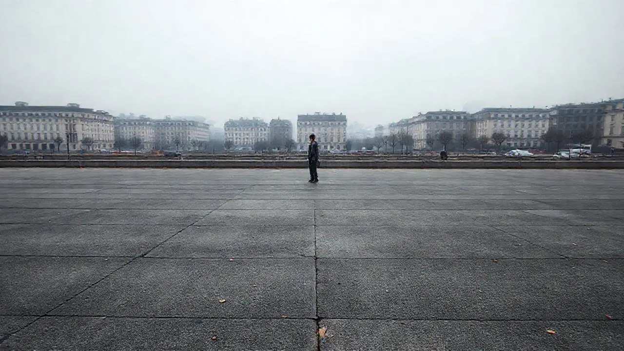 Paisaje urbano gris, silencioso y distante