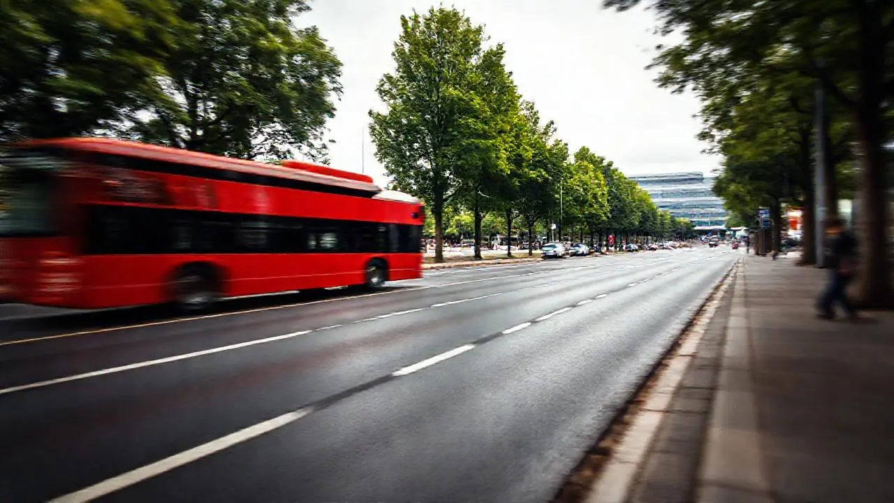 Autobús en Madrid, cielo gris y reflejos