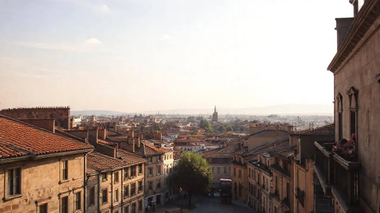 Ciudad antigua, luz suave y atmósfera