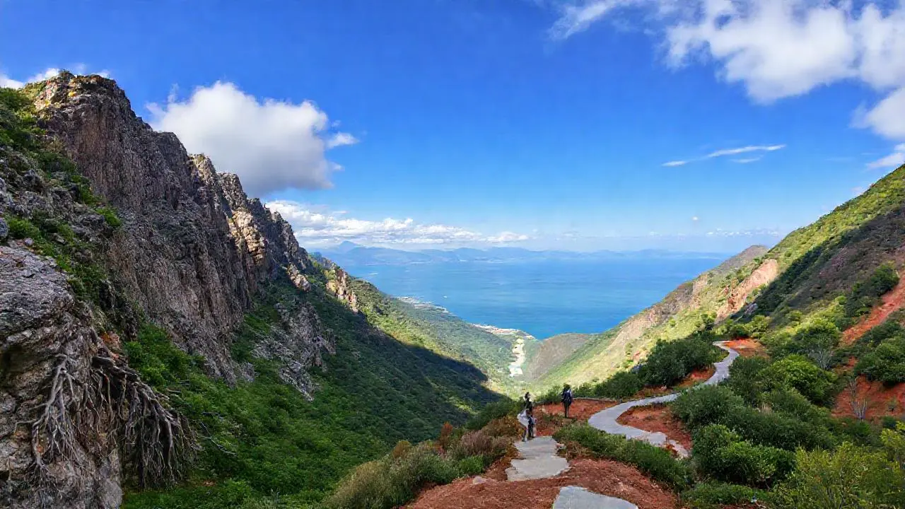 Paisaje natural sereno, amplio y distante
