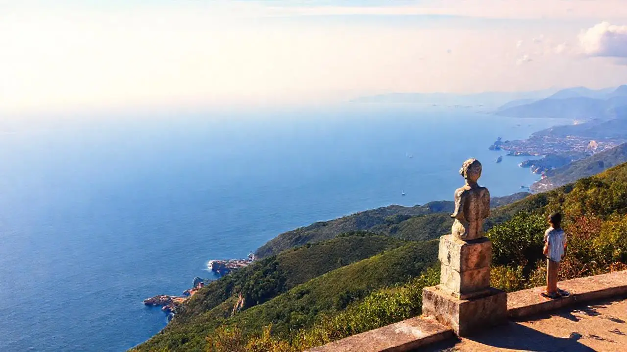 Paisaje costero amplio y sereno