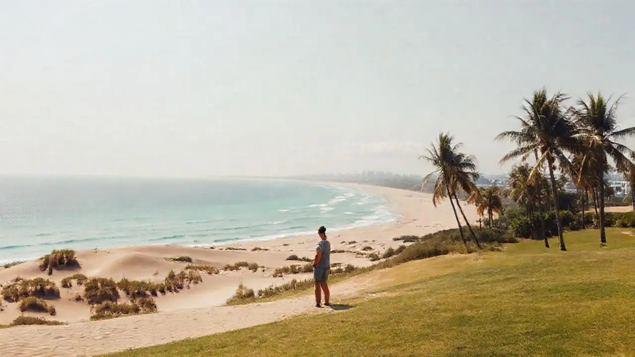 Playa extensa, soleada y serena