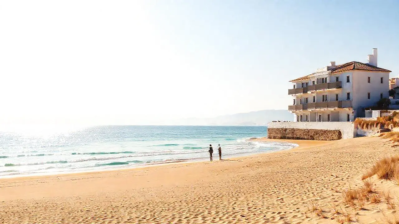 Costa serena, luz cálida y paisaje abierto
